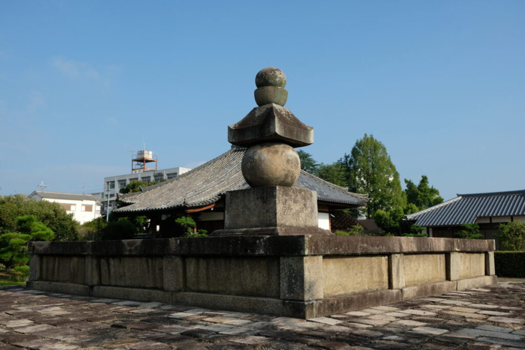 西大寺奥ノ院五輪塔　奈良県奈良市　五輪塔