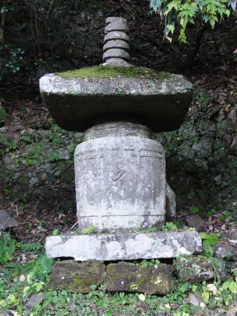 この宝塔を初めて見たときの印象は、「どっしりしてるな~」でした。写真をご覧いただくとわかるように、基礎と屋根がかなり低めに作られています。そのためか、塔身は他の石造宝塔より大きく作られ、全体として安定感と重量感のある構成となっています。
この塔で最も「おっしゃれ〜!」と感動したのは、近づいて初めて気づくくらい浅く彫られた基礎天端の蓮弁でした。あまりにも素朴で、思わず「本当に鎌倉後期の作なの?」と疑ってしまったほどです。