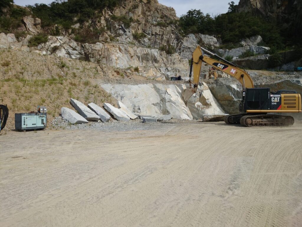 庵治石　顕彰碑　石碑　日本ハム